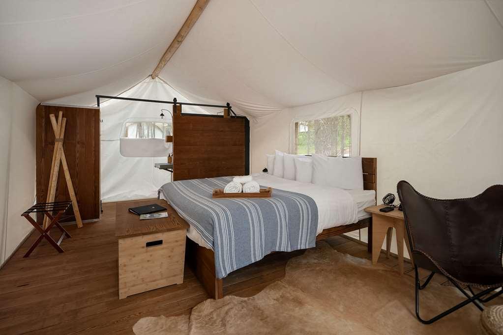 Under Canvas Acadia Surry Room photo